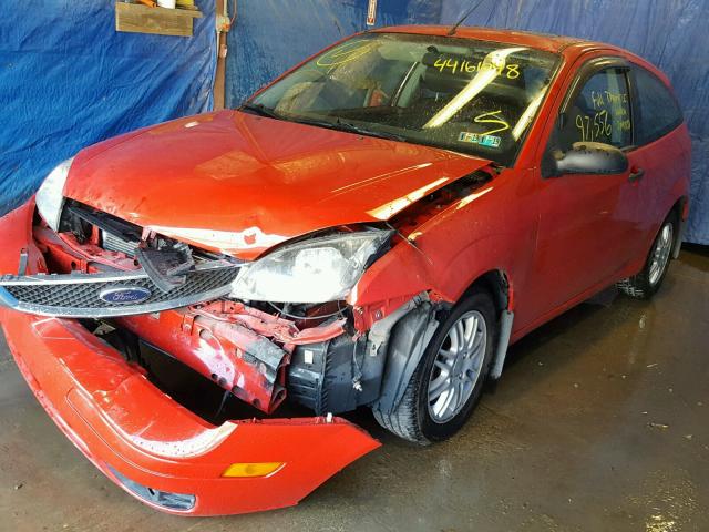 1FAFP31N17W115527 - 2007 FORD FOCUS ZX3 RED photo 2