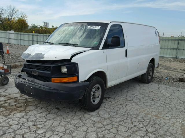 1GCGG25K681228929 - 2008 CHEVROLET EXPRESS G2 WHITE photo 2