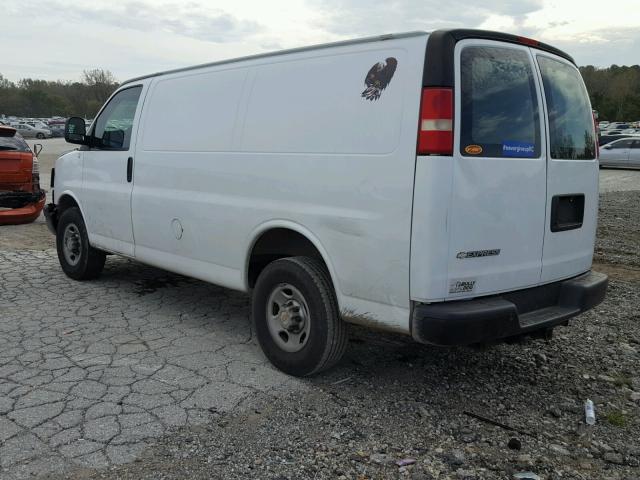 1GCGG25K681228929 - 2008 CHEVROLET EXPRESS G2 WHITE photo 3