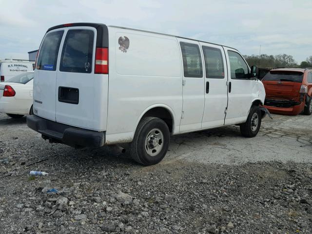 1GCGG25K681228929 - 2008 CHEVROLET EXPRESS G2 WHITE photo 4