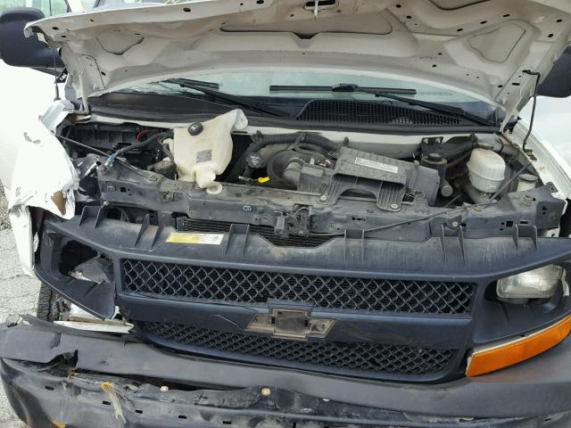 1GCGG25K681228929 - 2008 CHEVROLET EXPRESS G2 WHITE photo 7