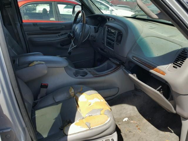 5LMPU28L6WLJ44780 - 1998 LINCOLN NAVIGATOR Gümüş foto 5