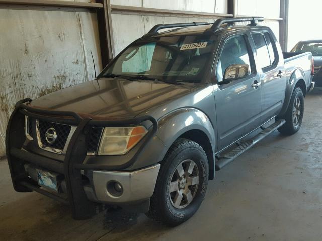 1N6AD07W56C405133 - 2006 NISSAN FRONTIER C GRAY photo 2