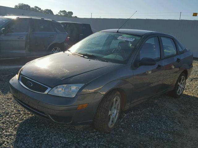 1FAHP34N47W210944 - 2007 FORD FOCUS ZX4 GRAY photo 2