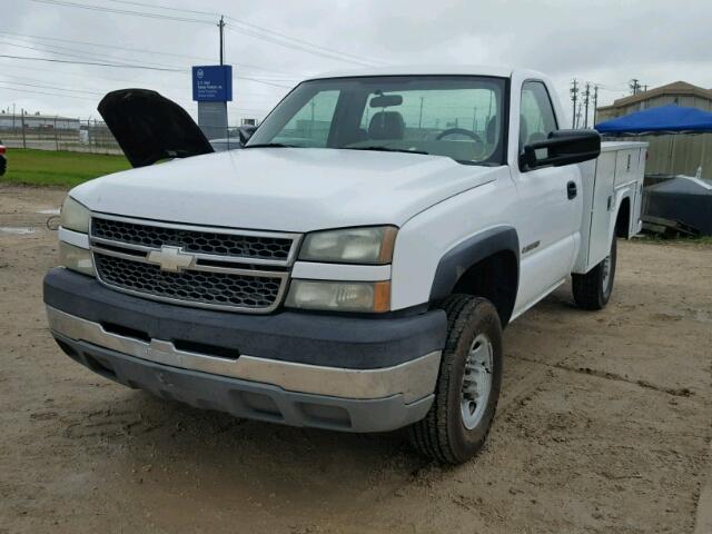 1GCHC24U75E263258 - 2005 CHEVROLET SILVERADO WHITE photo 2