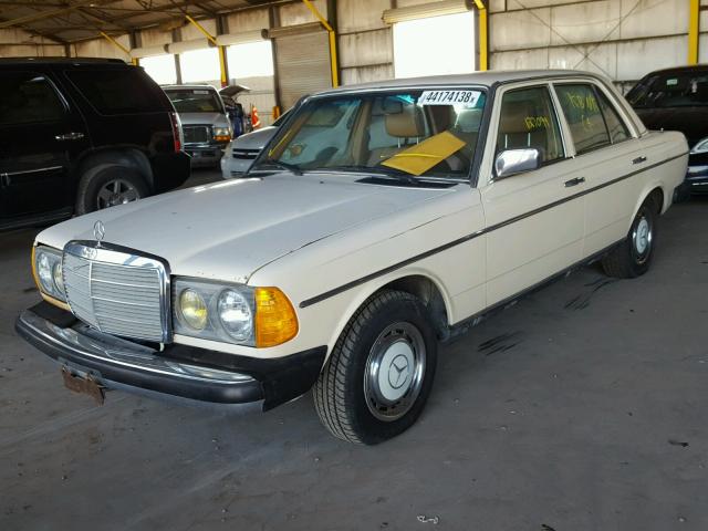 WDBAB23A4DB392696 - 1983 MERCEDES-BENZ 240 D WHITE photo 2