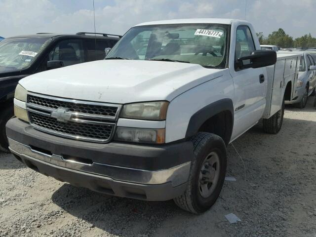 1GCHC24UX5E262671 - 2005 CHEVROLET SILVERADO WHITE photo 2