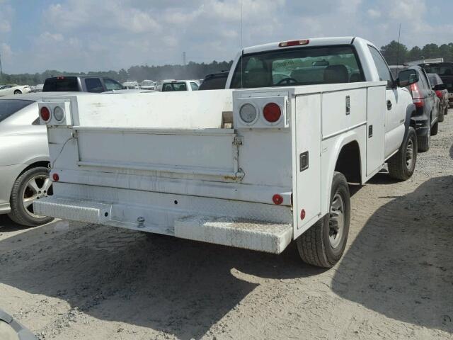 1GCHC24UX5E262671 - 2005 CHEVROLET SILVERADO WHITE photo 4