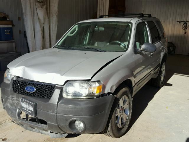 1FMYU93145KC10754 - 2005 FORD ESCAPE XLT SILVER photo 2