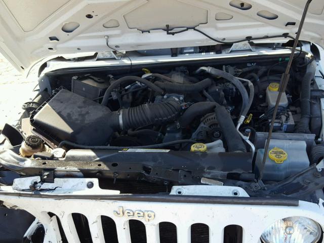 1J4BA3H18BL638089 - 2011 JEEP WRANGLER U WHITE photo 7