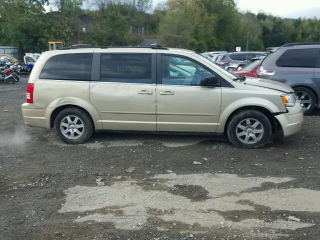 2A4RR2D19AR374989 - 2010 CHRYSLER TOWN & COU GOLD photo 9