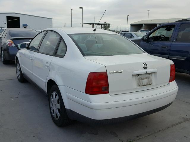 WVWMA23B9YP163417 - 2000 VOLKSWAGEN PASSAT GLS WHITE photo 3