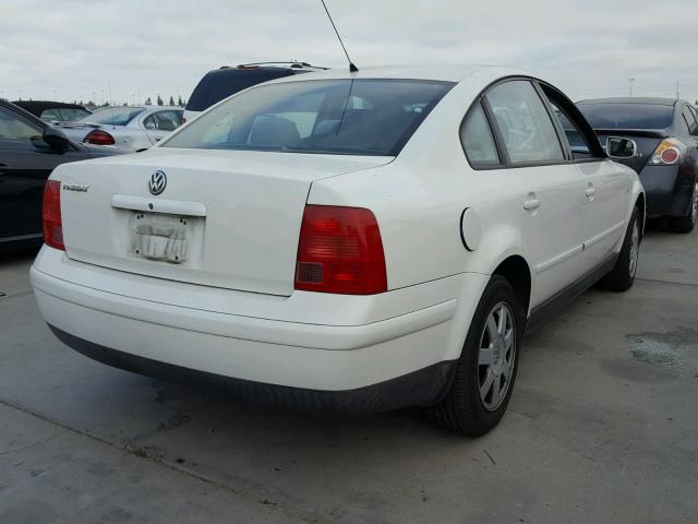 WVWMA23B9YP163417 - 2000 VOLKSWAGEN PASSAT GLS WHITE photo 4