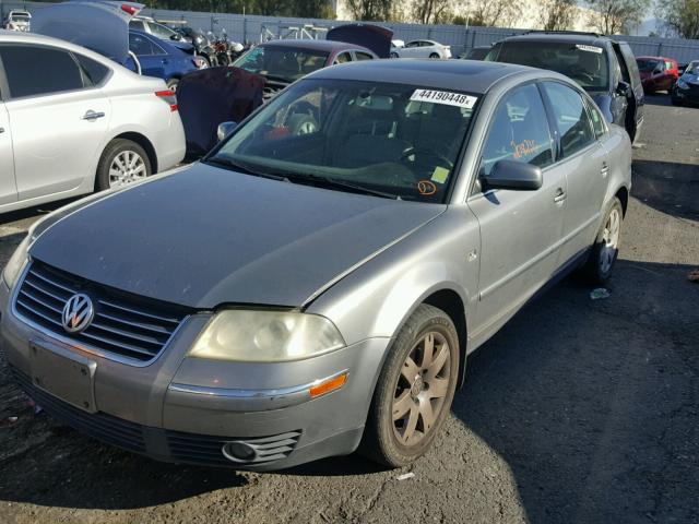 WVWRH63B21E149742 - 2001 VOLKSWAGEN PASSAT GLX GRAY photo 2