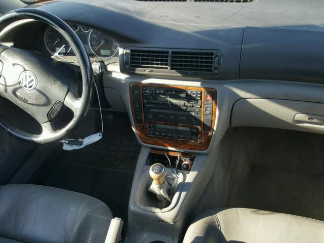 WVWRH63B21E149742 - 2001 VOLKSWAGEN PASSAT GLX GRAY photo 9