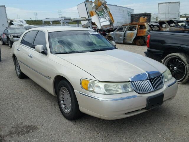 1LNHM83W82Y644660 - 2002 LINCOLN TOWN CAR C GOLD photo 1