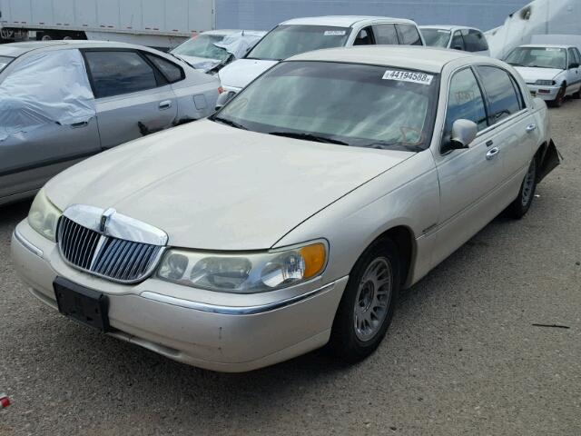 1LNHM83W82Y644660 - 2002 LINCOLN TOWN CAR C GOLD photo 2