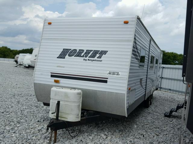 4YDT31B255E317689 - 2005 KEYSTONE HORNET Белый фото 2