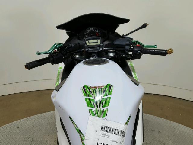 JKAEXEE11FDA17940 - 2015 KAWASAKI EX650 E WHITE photo 17