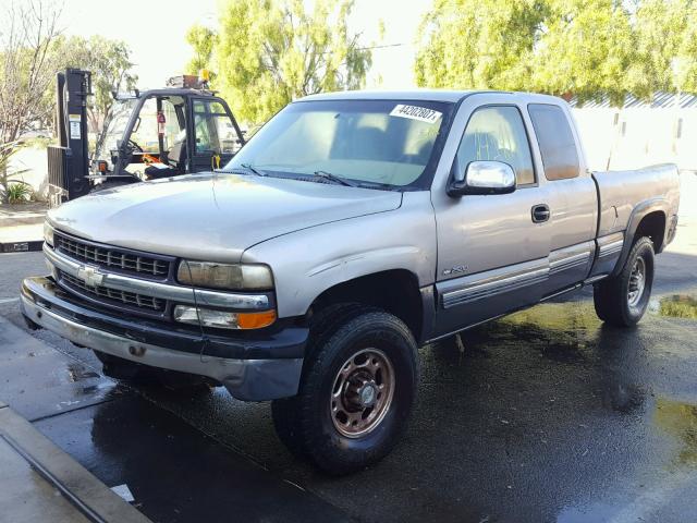 1GCGK29U9YE303156 - 2000 CHEVROLET SILVERADO GRAY photo 2