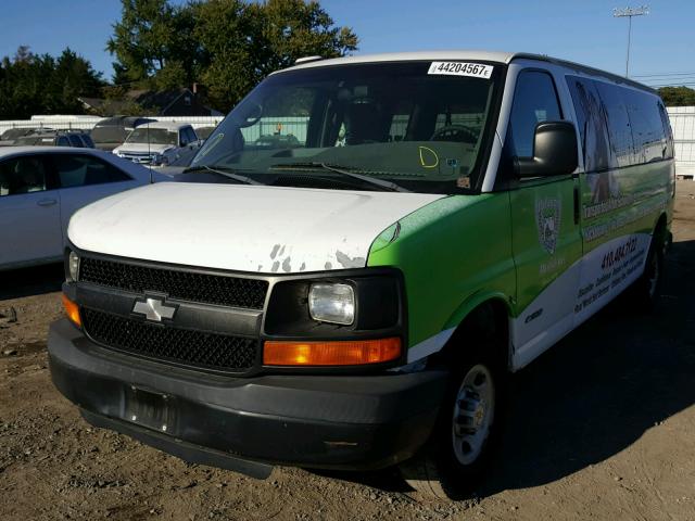 1GAHG39U941164281 - 2004 CHEVROLET EXPRESS G3 WHITE photo 2