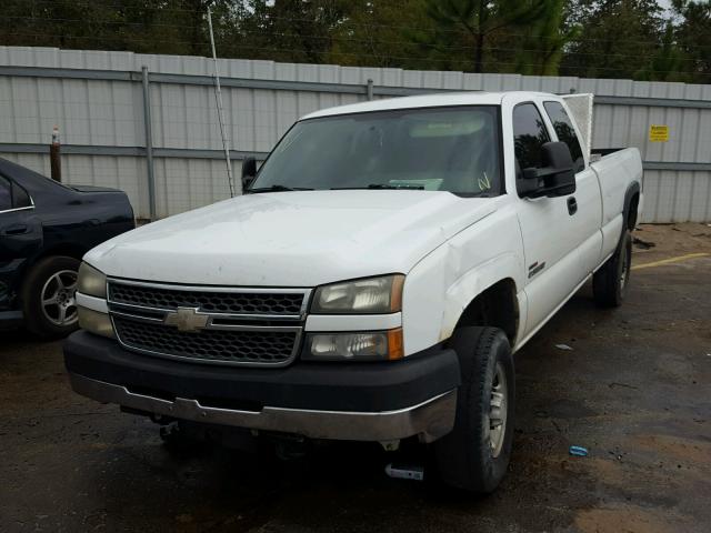 1GCHK29245E303032 - 2005 CHEVROLET SILVERADO WHITE photo 2