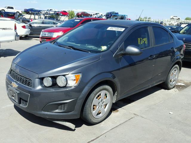 1G1JB5SH4D4129235 - 2013 CHEVROLET SONIC LS ნაცრისფერი ფოტო 2