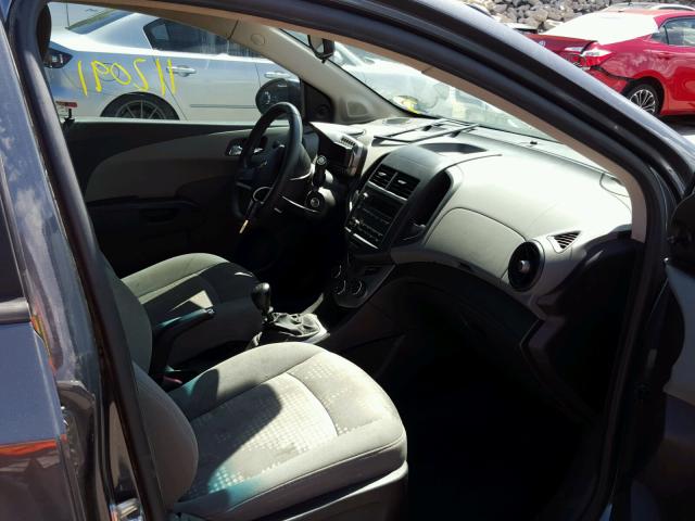 1G1JB5SH4D4129235 - 2013 CHEVROLET SONIC LS ნაცრისფერი ფოტო 5