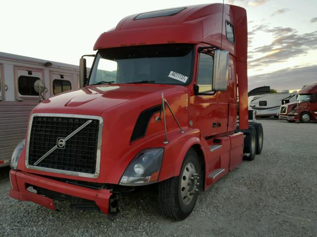 4V4NC9TJ87N464628 - 2007 VOLVO VN VNL RED photo 2