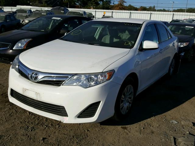 4T1BF1FK0EU439121 - 2014 TOYOTA CAMRY L WHITE photo 2