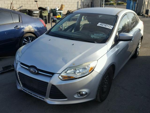 1FAHP3F21CL108595 - 2012 FORD FOCUS SE SILVER photo 2