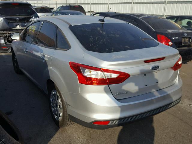 1FAHP3F21CL108595 - 2012 FORD FOCUS SE SILVER photo 3