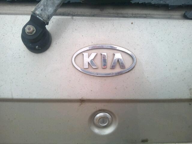 KNDUP131226217458 - 2002 KIA SEDONA EX GOLD photo 9