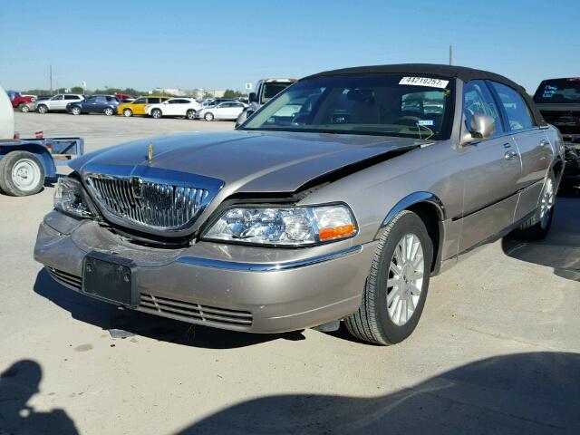 1LNHM81W83Y625482 - 2003 LINCOLN TOWN CAR E GOLD photo 2