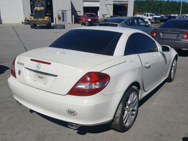 WDBWK54F18F174621 - 2008 MERCEDES-BENZ SLK 280 WHITE photo 4