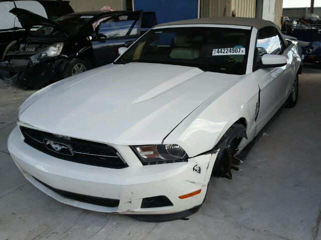 1ZVBP8EM7C5259393 - 2012 FORD MUSTANG WHITE photo 2