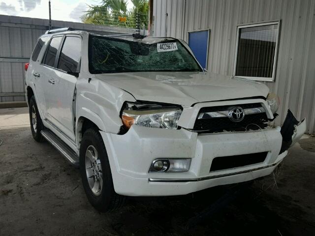 JTEZU5JR5B5025385 - 2011 TOYOTA 4RUNNER SR WHITE photo 1