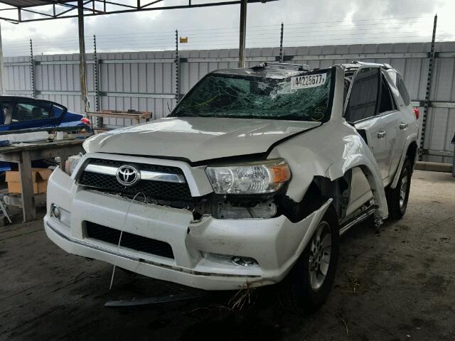 JTEZU5JR5B5025385 - 2011 TOYOTA 4RUNNER SR WHITE photo 2