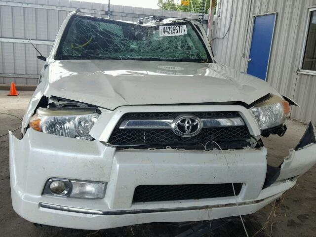 JTEZU5JR5B5025385 - 2011 TOYOTA 4RUNNER SR WHITE photo 9