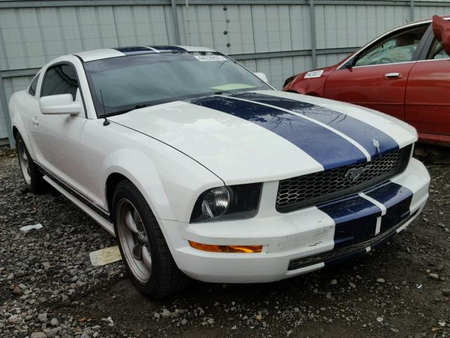 1ZVFT80N055115703 - 2005 FORD MUSTANG WHITE photo 1