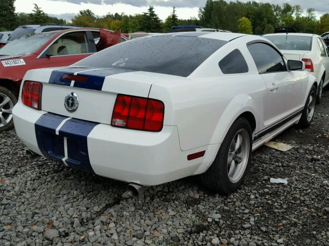 1ZVFT80N055115703 - 2005 FORD MUSTANG WHITE photo 4