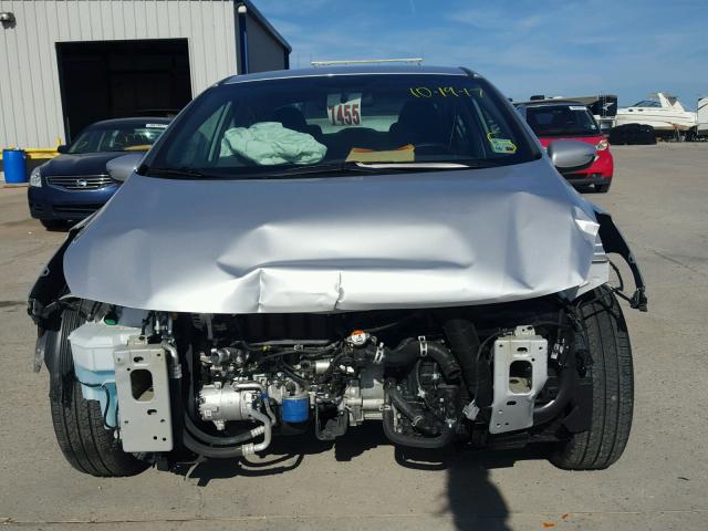 3KPFK4A7XHE111844 - 2017 KIA FORTE LX SILVER photo 9