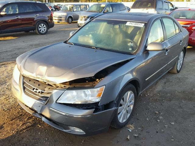 5NPEU4AC1AH624100 - 2010 HYUNDAI SONATA GRAY photo 2