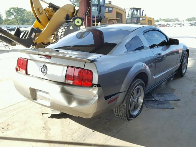 1ZVHT80N185138632 - 2008 FORD MUSTANG GRAY photo 4