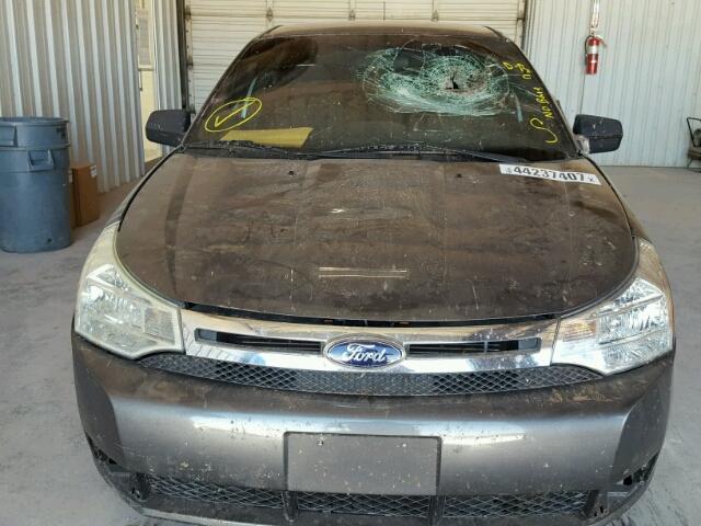 1FAHP3FN8AW262646 - 2010 FORD FOCUS GRAY photo 9