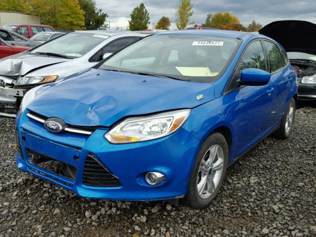 1FAHP3K25CL452582 - 2012 FORD FOCUS SE BLUE photo 2