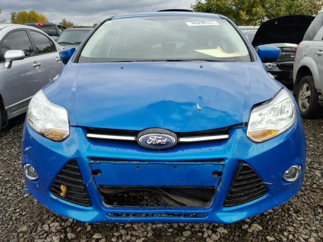 1FAHP3K25CL452582 - 2012 FORD FOCUS SE BLUE photo 9