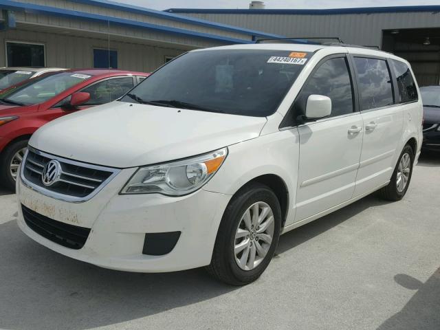 2C4RVABG7CR355640 - 2012 VOLKSWAGEN ROUTAN SE WHITE photo 2