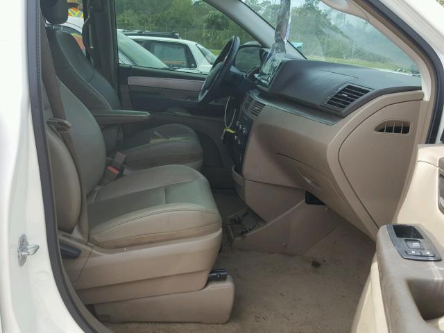 2C4RVABG7CR355640 - 2012 VOLKSWAGEN ROUTAN SE WHITE photo 5