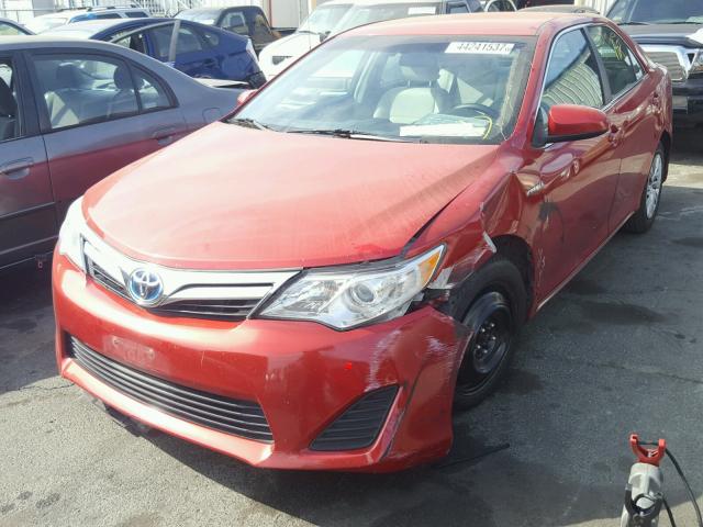 4T1BD1FK1EU109204 - 2014 TOYOTA CAMRY HYBR RED photo 2